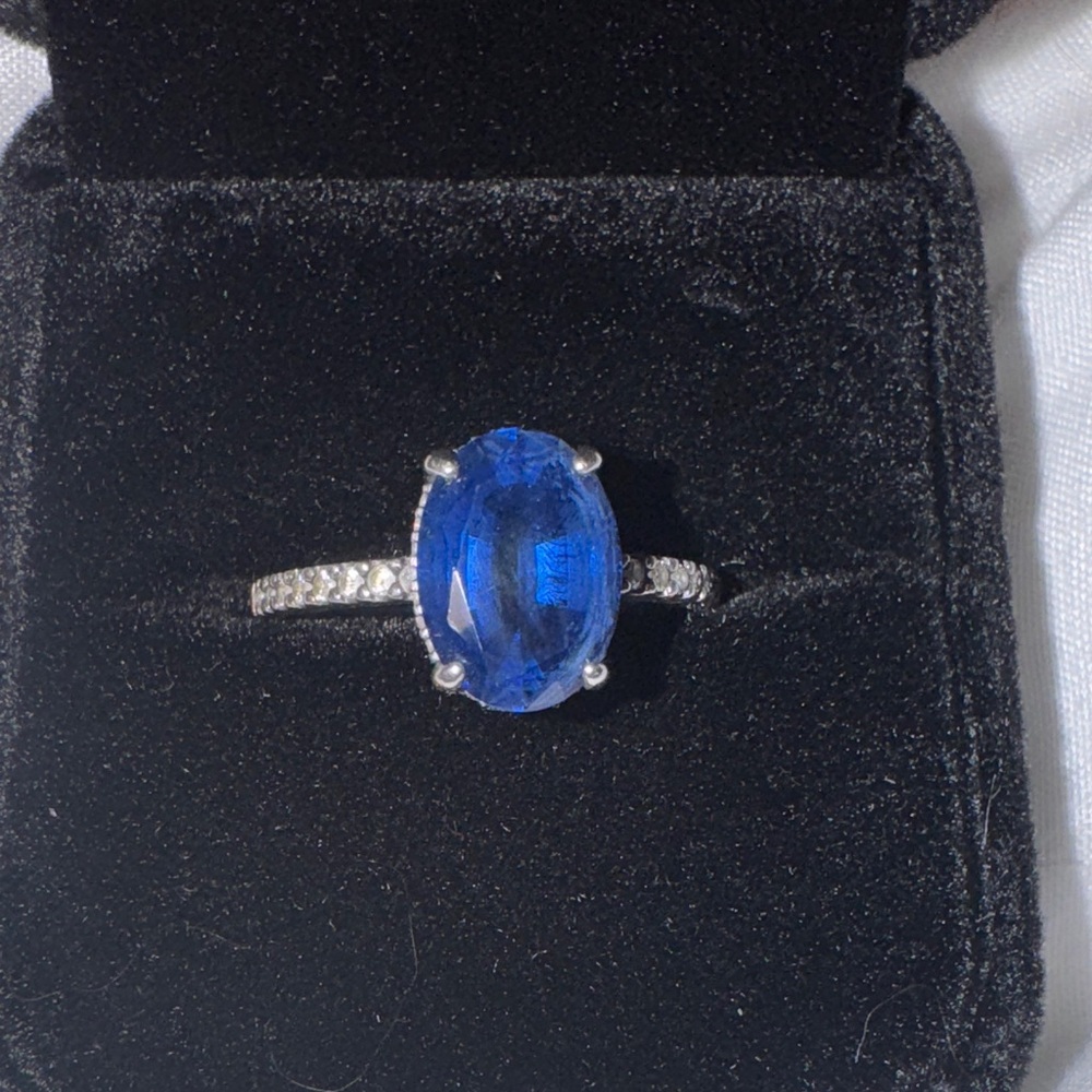 Pandora Sparkling Statement Halo Ring
Sterling silver